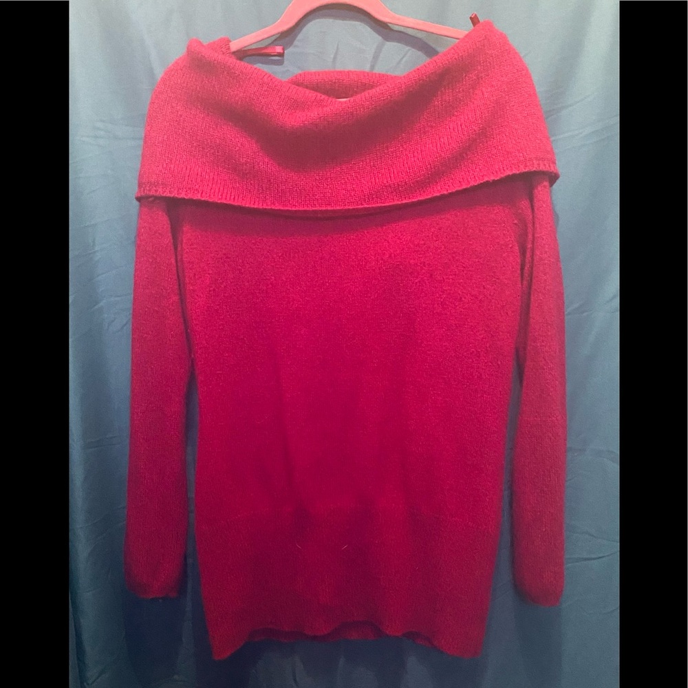 🌺 White House/Black Market Off The Shoulder Sweater 🌺